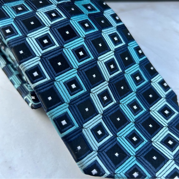 Croft & Barrow 60”  Geometric Patterned Tie in Blue and Black - Picture 2 of 3